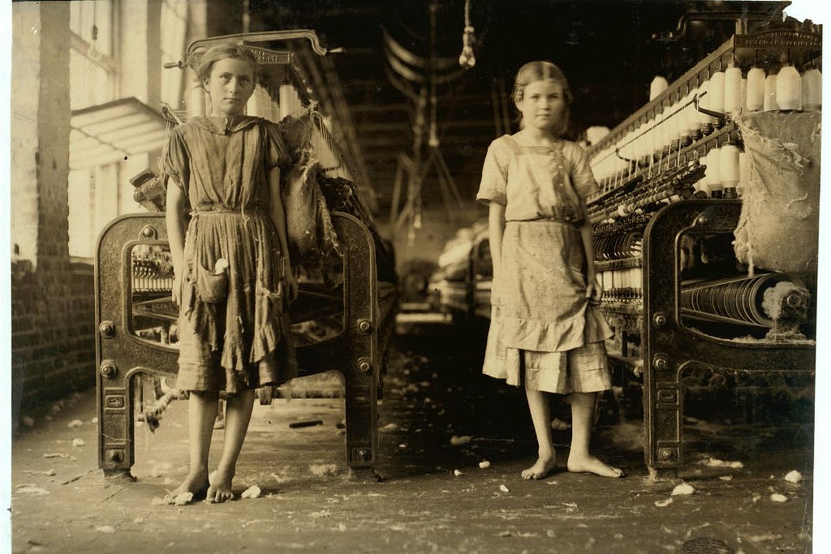 Niñas trabajadoras en una fábrica textil, fotografía de Lewis Hine, ca. 1909. Dominio público, Library of Congress.